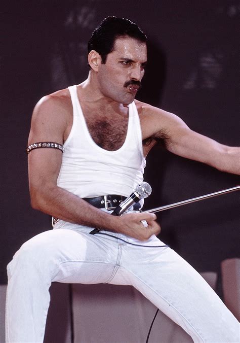 Rami Malek Looks Just Like Freddie Mercury in Bohemian ...