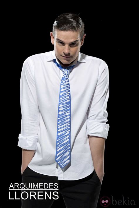 Raúl con una corbata azul de la colección  Pajaritas y ...