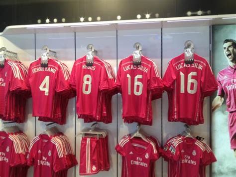 Real Madrid Shop   Picture of Area Real Madrid Tienda ...