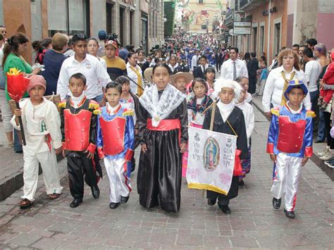 Realizan desfiles cívicos por la Independencia de México