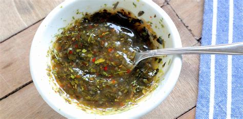 Receta de Chimichurri, salsa argentina para carnes y asados