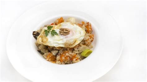 Receta de Quinoa con verduras y huevo frito   Karlos Arguiñano