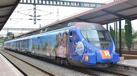 Renfe decora uno de sus trenes con motivos de PortAventura ...