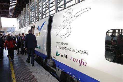 Renfe eleva un 5,4% el número de plazas de AVE y Larga ...