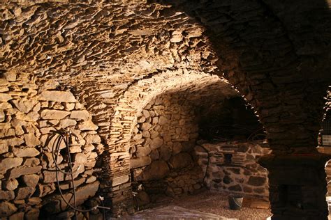 Rénovation au Thyl Dessous: Dé piquetage de la Cave voûtée