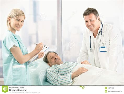 Retrato Del Doctor, De La Enfermera Y Del Paciente Imagen ...