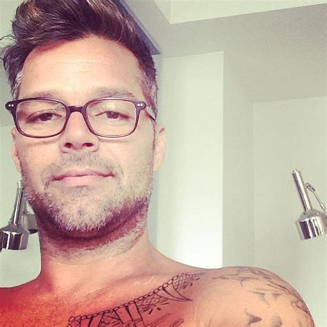 Ricky Martin posa com barba por fazer e cabelos grisalhos ...