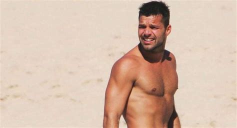 Ricky Martin sube  ¿por error?  una foto desnudo a las ...