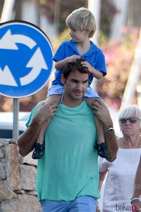 Roger Federer llevando a caballito a su hijo pequeño   Las ...
