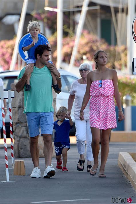 Roger Federer paseando por Cerdeña junto a sus hijos Lenny ...