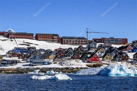 Rosnące miasto Nuuk, Grenlandia Nuuk — Zdjęcie stockowe ...