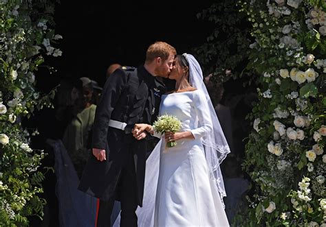 Royal Wedding Kiss: See Harry and Meghan s Big Smooch | Time