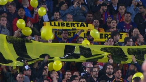 S exhibeixen globus grocs al Camp Nou en senyal de ...