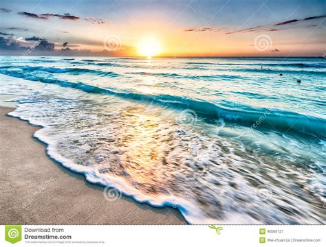 Salida Del Sol Sobre La Playa En Cancun Foto de archivo ...