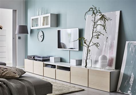 Salón con muebles BEXTÅ de IKEA en blanco sobre paredes ...
