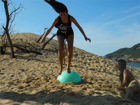 Saltar sobre pelotas   Actividades en la playa ...