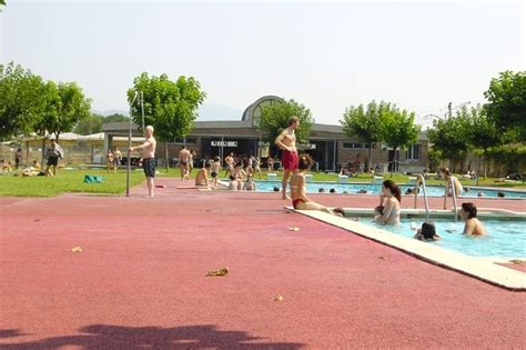Salven la vida a un nen a la piscina municipal ...