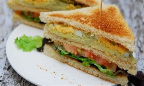 Sandwich vegetal con huevo y pollo
