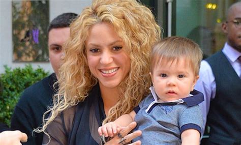 Sasha Piqué cruza el charco con mamá Shakira   Informalia.es