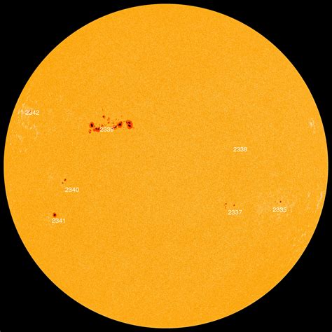SDO mostra o grupo de manchas solares AR 2339 a cruzar o Sol