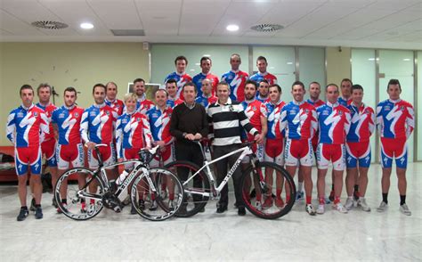 Se han presentado los equipos ciclistas de Vicente Ferrer ...