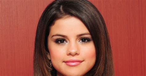 Selena Gomez Biography ~ Selena Gomez Naked | FanSite ...