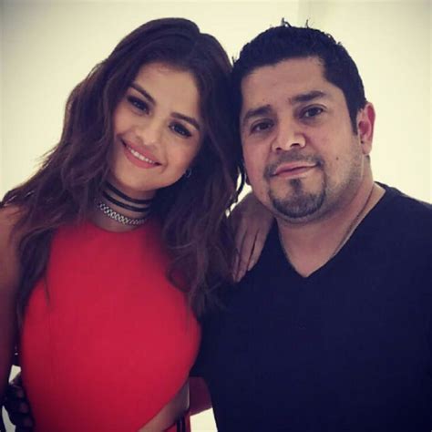 Selena Gomez s Dad Is Still in His Daughter s Life   and ...