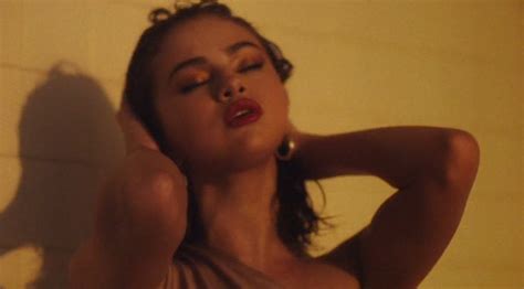 Selena Gomez y Marshmello estrenaron el vídeo de  Wolves