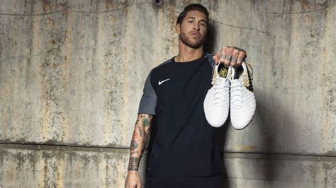 Sergio Ramos é homenageado pela Nike com nova chuteira ...