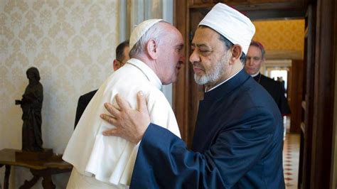 Sgarbi:  Il Papa abbraccia il suo carnefice