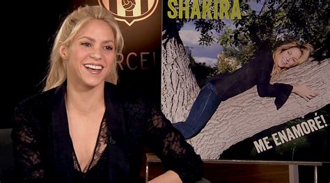 Shakira cuenta cómo conoció a Piqué en esta canción:  Me ...