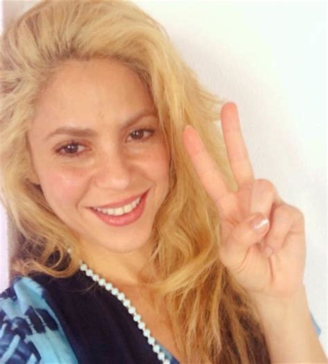 Shakira posa de cara limpa para celebrar sucesso de ...