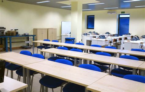 Sillas y mesas de formación en los centros de estudios CESUR