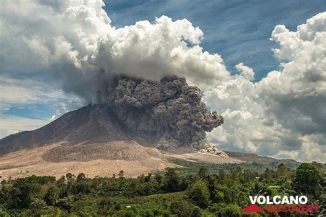 Sinabung, Sumatra, Indonesia. Panorámica del volcán y ...