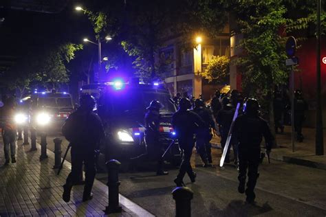 Sis mossos ferits en la segona nit de disturbis a Gràcia