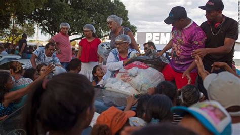¿Son refugiados quiénes salen de Venezuela?   CNN Video