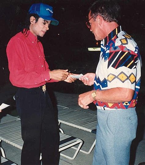 Файл:Michael Jackson gives autographCropped.jpg