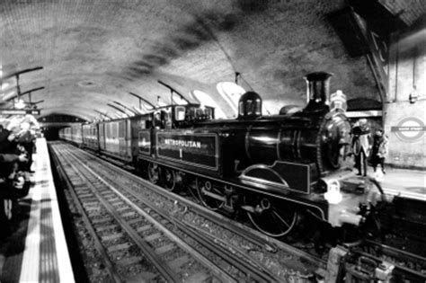 乘坐古董列车穿越伦敦地铁150年  中国日报网