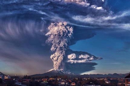 メキシコのポポカテペトル山の噴火の中に飛び交う正体不明の多数の「光」   地球の記録   アース・カタストロフ・レビュー