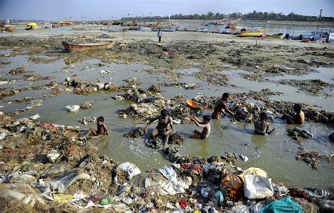 【現地人は病気に成らない？】汚染されたガンジス川でゴミ漁りをするインド人達の画像・・・ : 世界の憂鬱 海外・韓国の反応