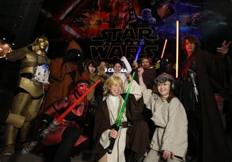 Star Wars  fans turn out in force for first showings ...