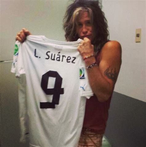 Steven Tyler y Luis Suárez: intercambio de camisetas   El ...