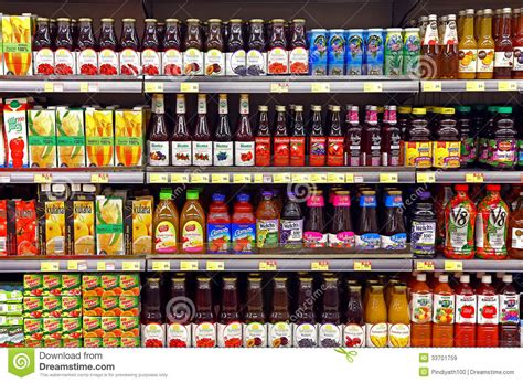 Sucos De Fruto Em Umas Garrafas No Supermercado Imagem de ...