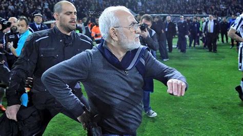 Suspenden liga griega de fútbol a causa de técnico pistolero