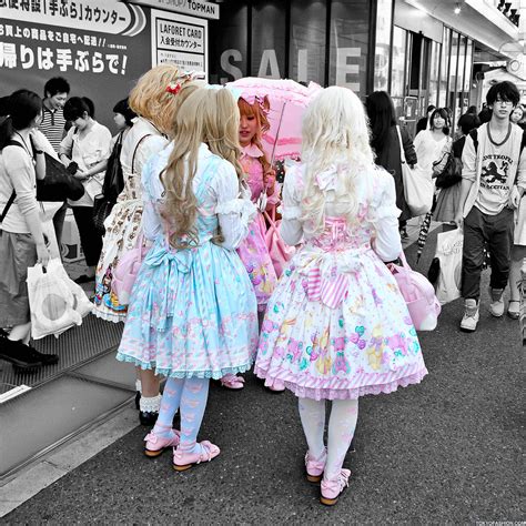 Sweet Lolita, Harajuku | Four Japanese girls in Sweet ...