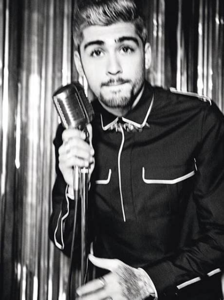 Taking to the mic   2016 s hottest new solo star Zayn ...