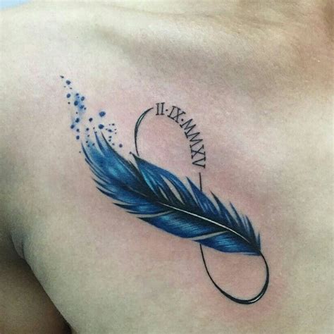 Tattoo símbolo de infinito con pluma azul y fecha en ...