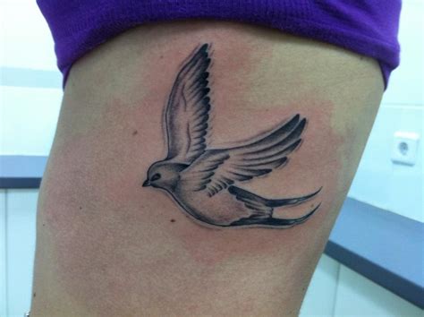 Tatuaje de un pájaro volando   Tatuajes en blanco y negro
