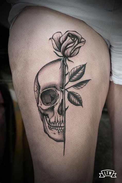 Tatuaje de una calavera y una rosa de Dani Cobra