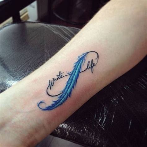 Tatuaje del símbolo infinito que incluye una pluma azul y ...